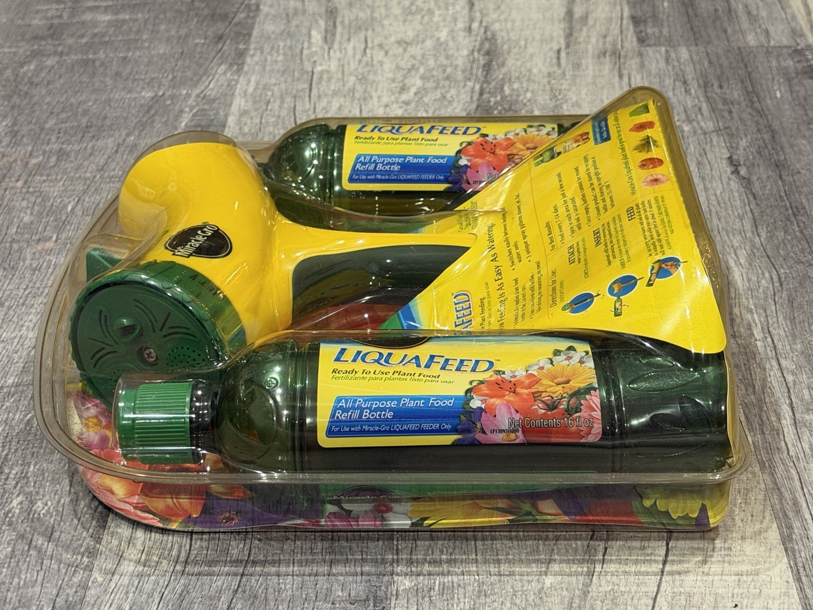 Miracle-Gro LiquaFeed Starter Kit W/ Garden Feeder & (2) 16 oz. Refills 2006-NEW