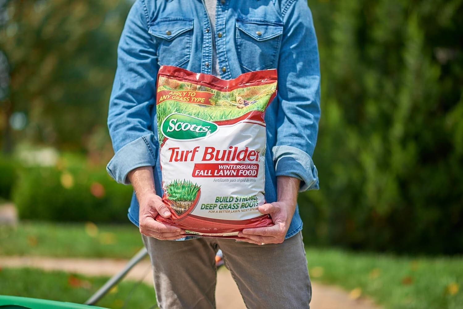 Nutrient-Rich Turf Builder WinterGuard for All Grass – 12.5 lbs, 5,000 sq. ft.