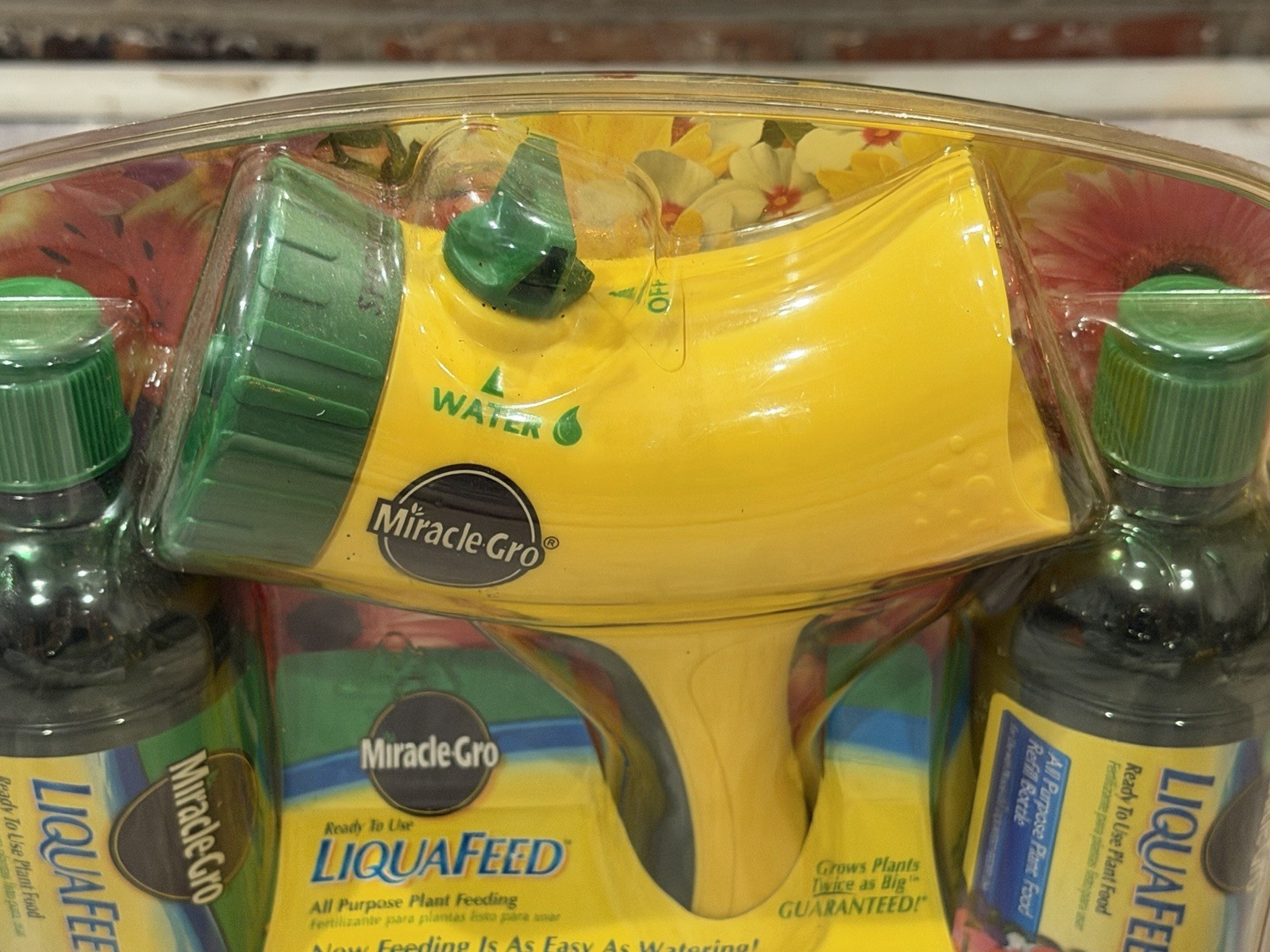 Miracle-Gro LiquaFeed Starter Kit W/ Garden Feeder & (2) 16 oz. Refills 2006-NEW