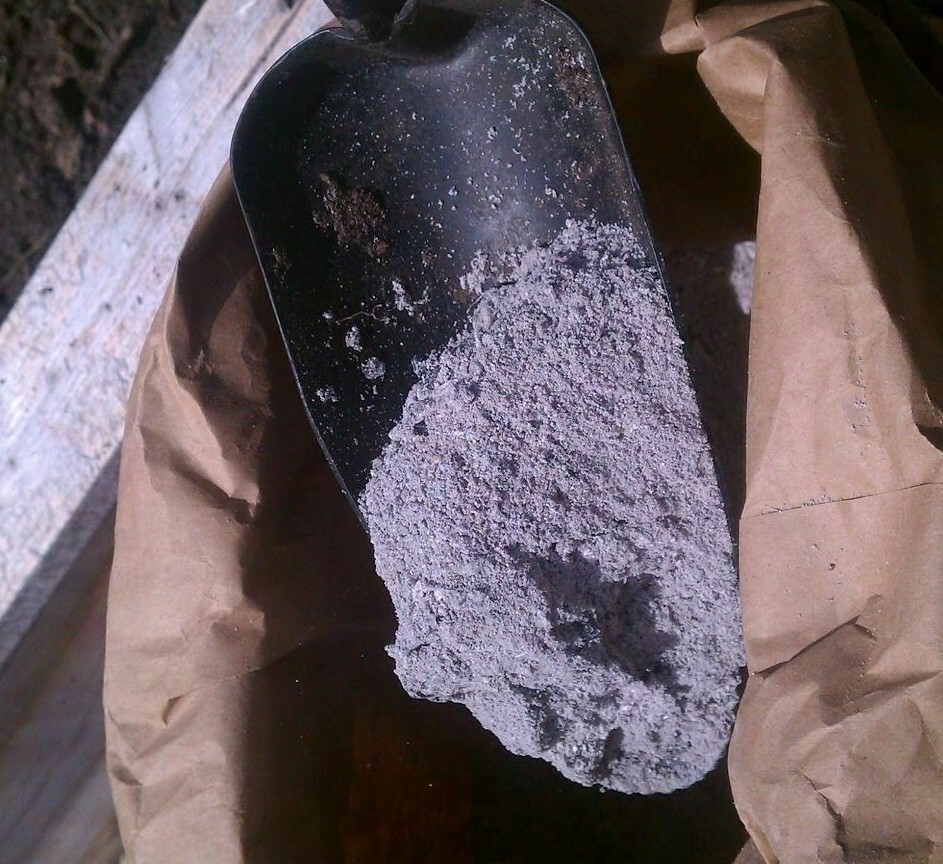 1 Gallon Wood Ash Fertilizer / Ph Balancer, Natural Fertilizer / Chicken Bath