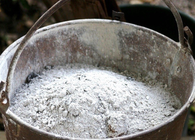 1 quart bag of hard Wood Ash Fertilizer, Lye soap, fertilizer