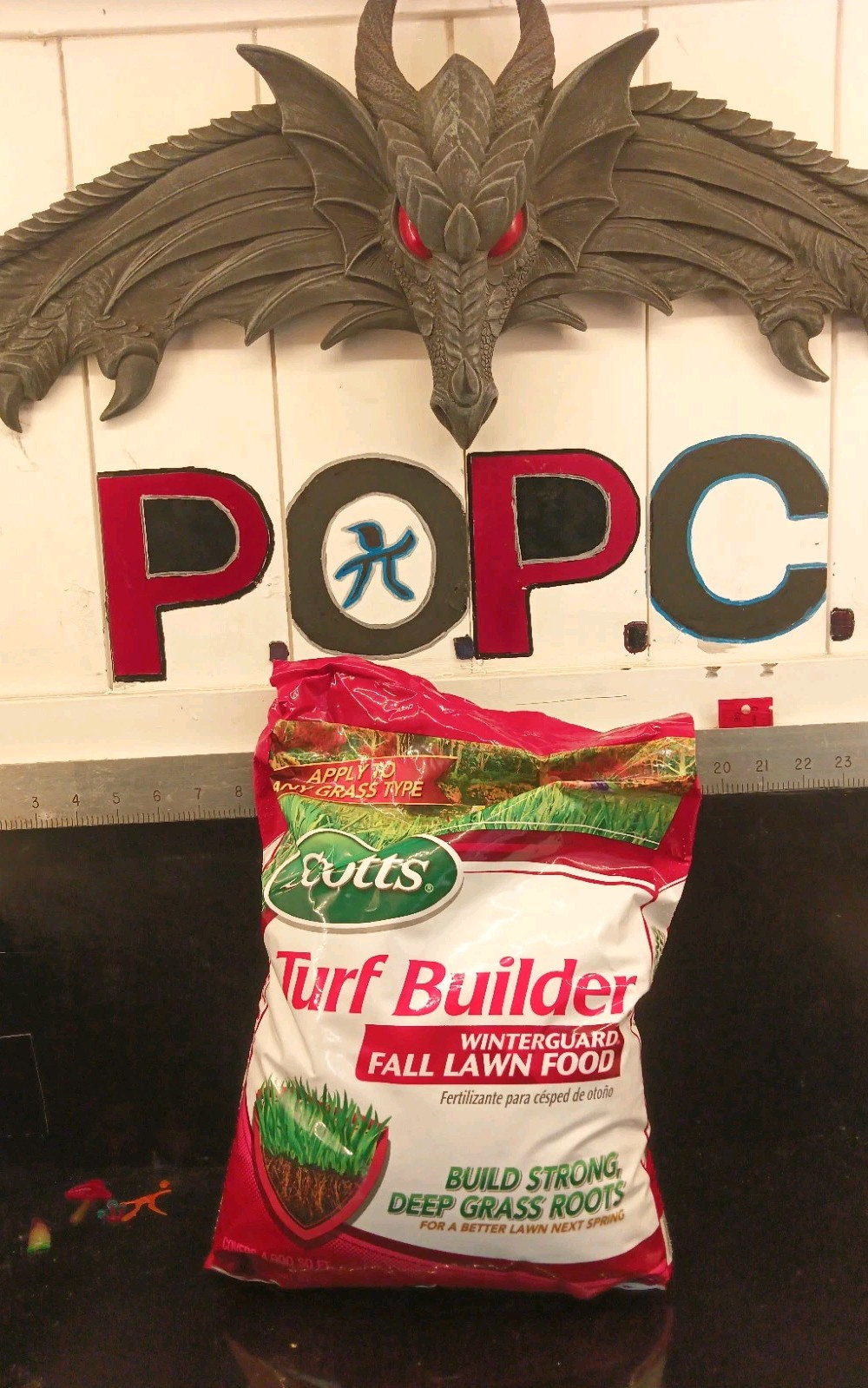 Scotts Turf Builder WinterGuard Fall Fertilizer 30lbs 12000 Sqft Coverage