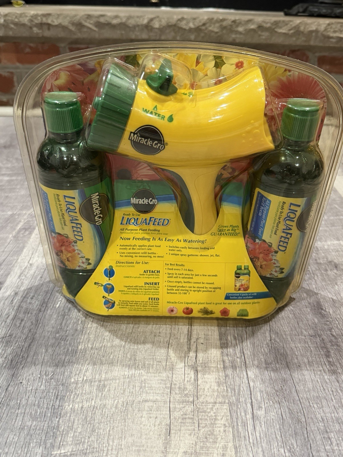 Miracle-Gro LiquaFeed Starter Kit W/ Garden Feeder & (2) 16 oz. Refills 2006-NEW