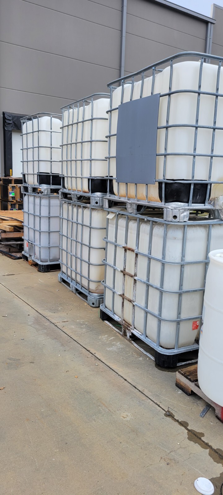 (8) 250 Gallon Schutz Ecobulk Tote. Empty