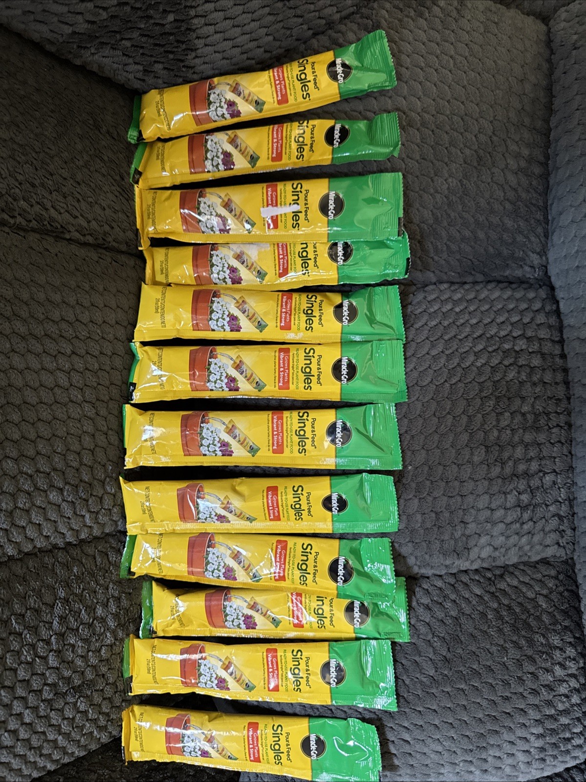 Miracle-Gro Pour Feed Singles Liquid Plant Food Ready To Use 2oz Lot of 12 NEW