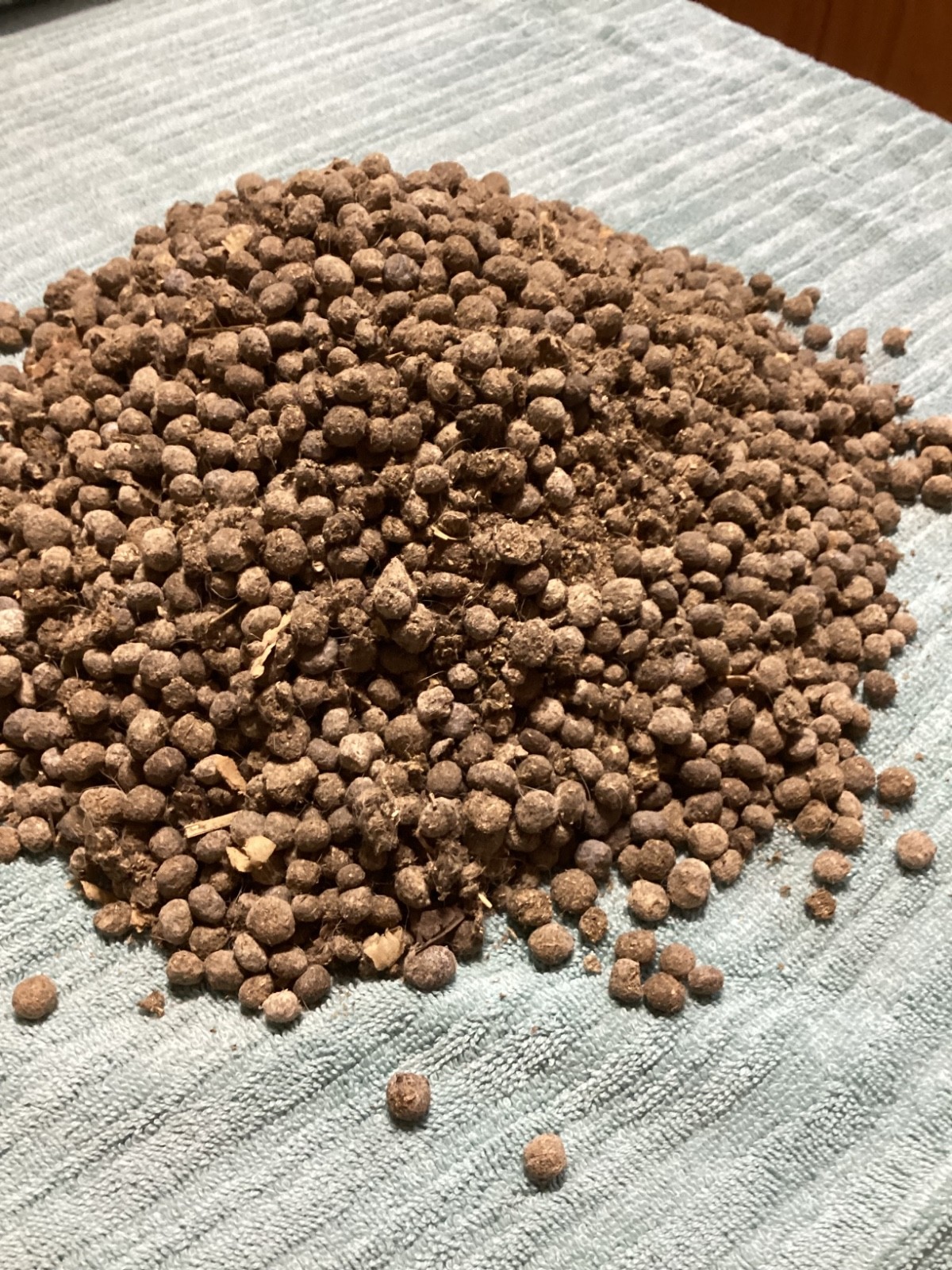 Organic Rabbit Manure Poop Fertilizer. No straw or pine pellets. 2×2 pound bag
