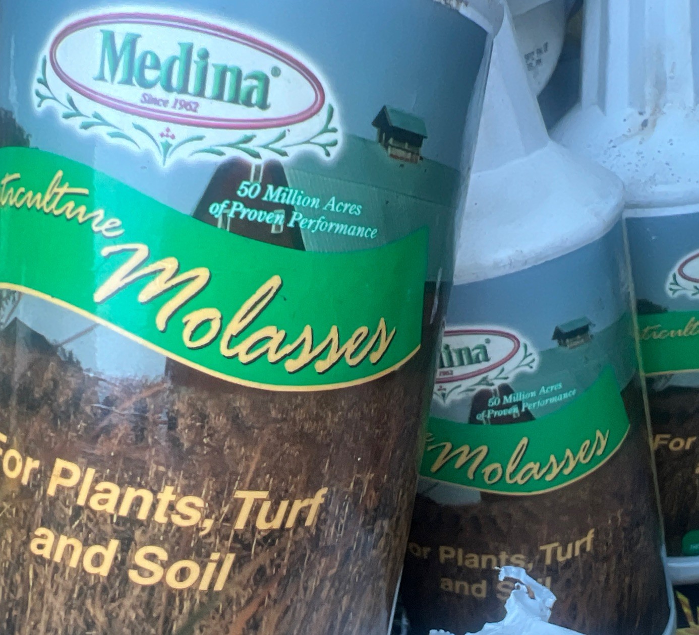 Medina Medium Molasses 2 , 1 quart Bottles Plants, Turf, And Soil