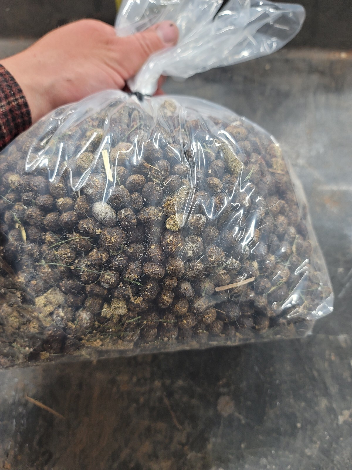 rabbit manure 2+lb bag of brown gold