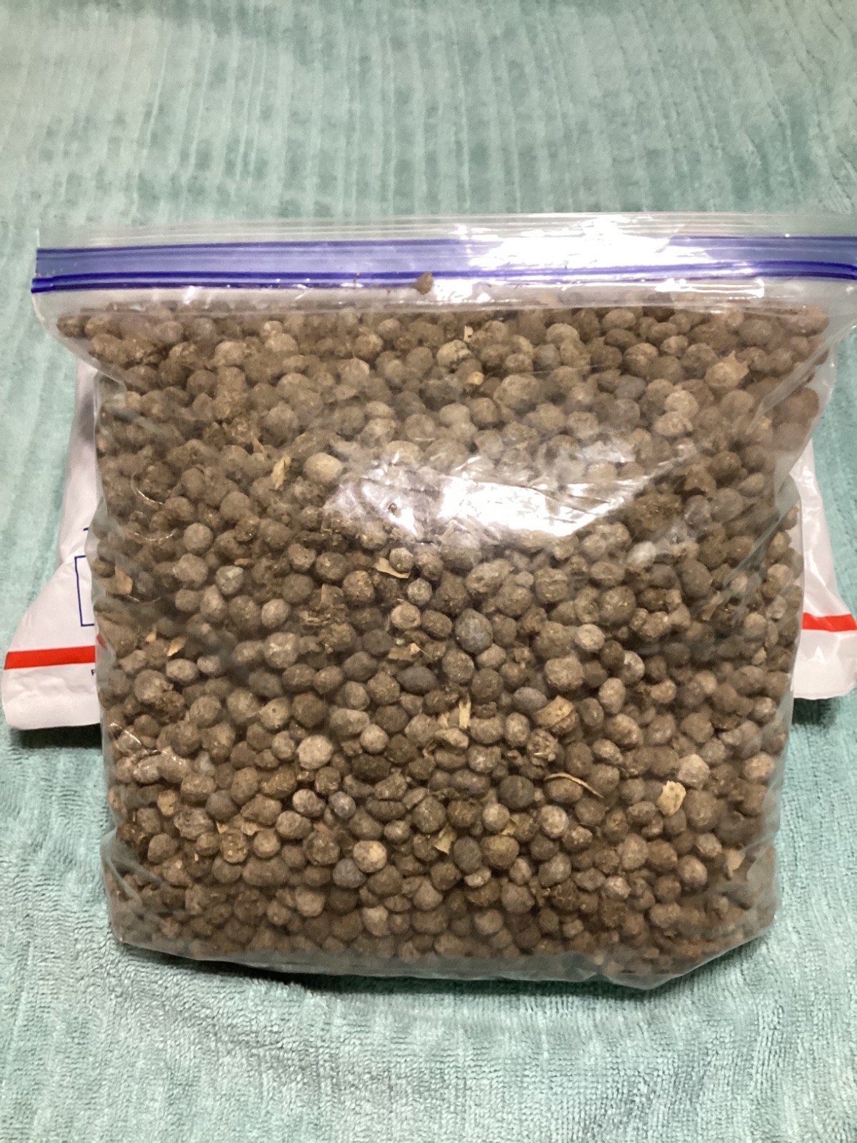 Organic Rabbit Manure Poop Fertilizer. Whole pellets no straw. 1 pound box